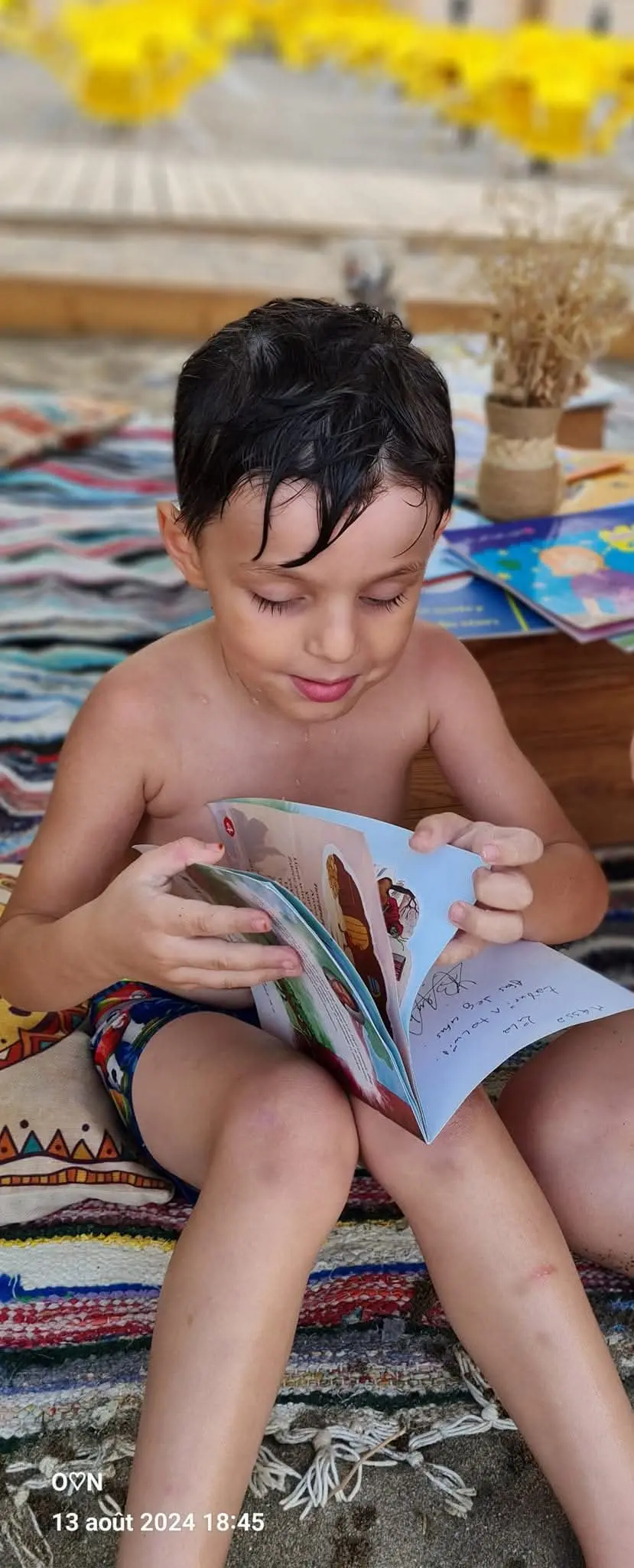 Enfant qui un lit un livre